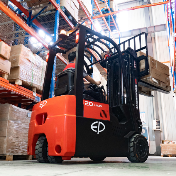 Carrello elevatore elettrico al litio 3 ruote compatto 1800kg CPD18TVL - immagine 3
