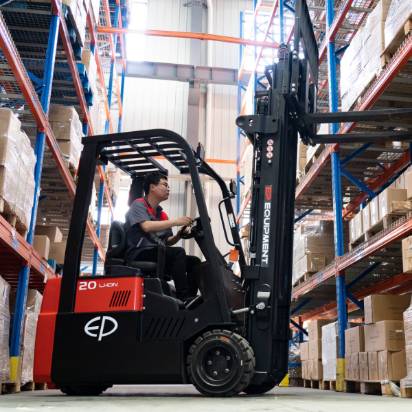 Carrello elevatore elettrico al litio 3 ruote compatto 1800kg CPD18TVL - immagine 9