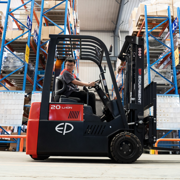 Carrello elevatore elettrico al litio 3 ruote compatto 2000kg CPD20TVL - immagine 2