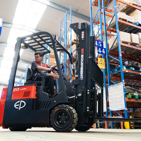 Carrello elevatore elettrico al litio 3 ruote compatto 2000kg CPD20TVL - immagine 3