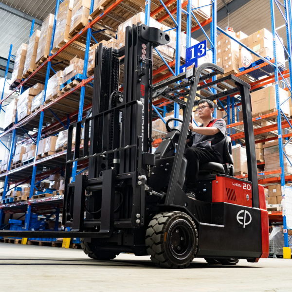 Carrello elevatore elettrico al litio 3 ruote compatto 2000kg CPD20TVL - immagine 4