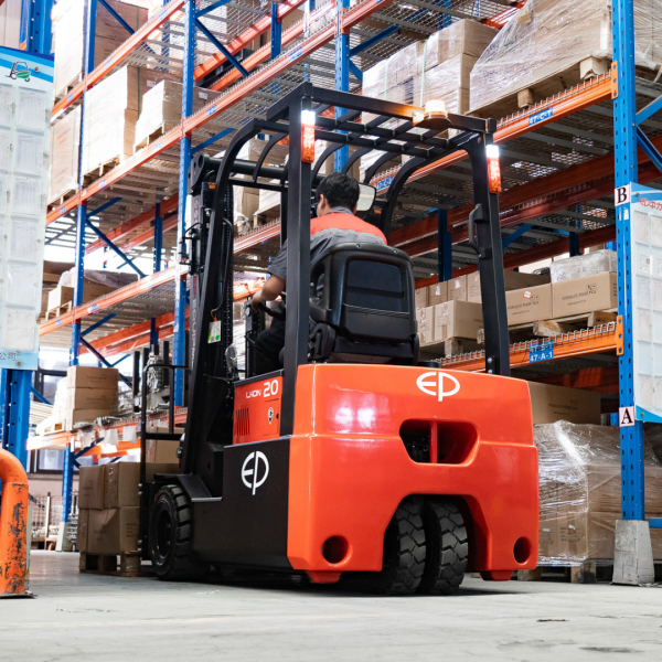 Carrello elevatore elettrico al litio 3 ruote compatto 2000kg CPD20TVL - immagine 5