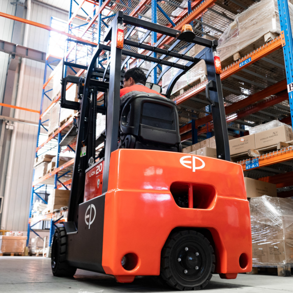 Carrello elevatore elettrico al litio 3 ruote compatto 2000kg CPD20TVL - immagine 6
