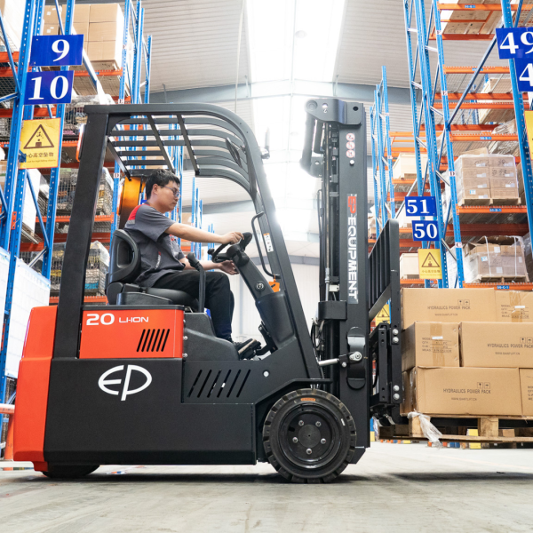 Carrello elevatore elettrico al litio 3 ruote compatto 2000kg CPD20TVL - immagine 7
