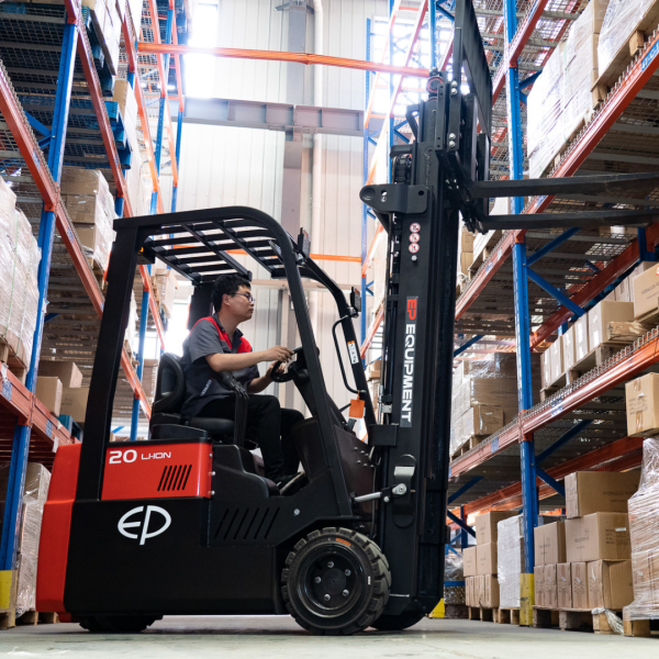 Carrello elevatore elettrico al litio 3 ruote compatto 2000kg CPD20TVL - immagine 9
