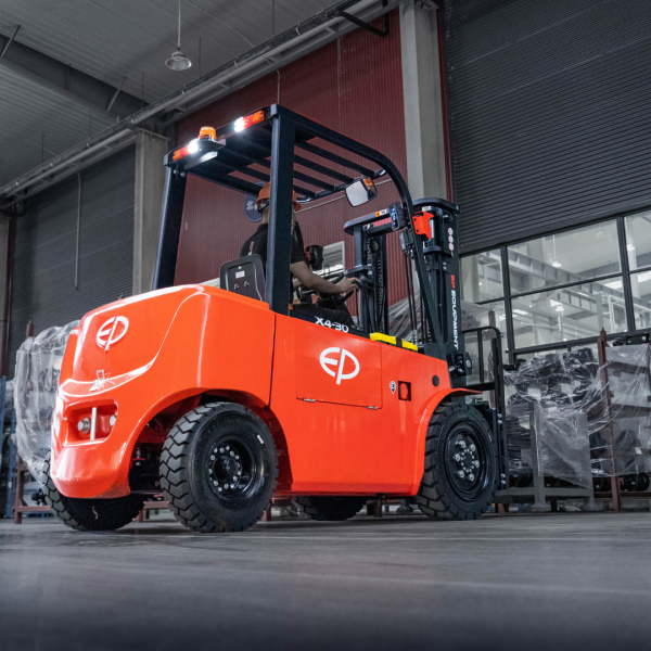 Carrello elevatore al litio 4 ruote da piazzale 3000kg con batterie rimovibili EFL302X4 - immagine 9