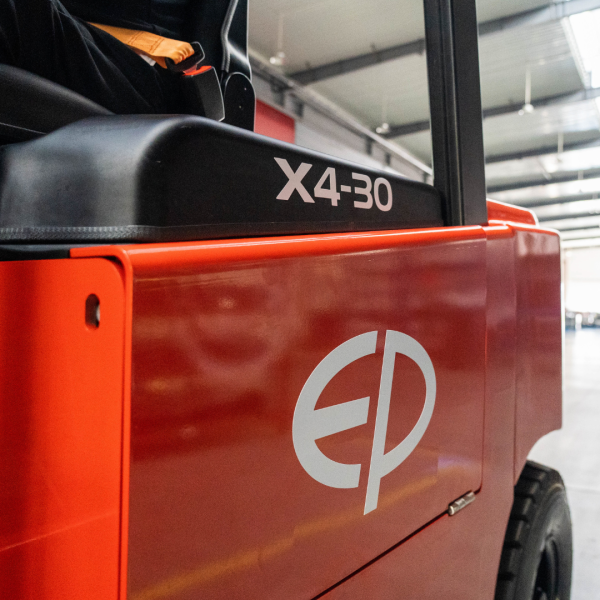 Carrello elevatore al litio 4 ruote da piazzale 3000kg con batterie rimovibili EFL302X4 - immagine 11