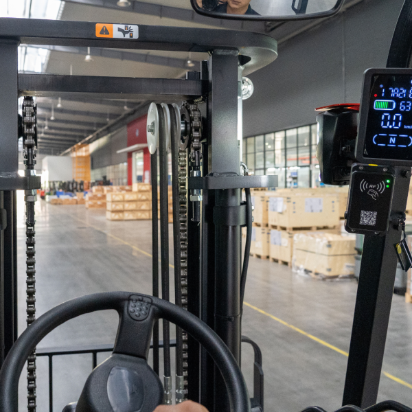 Carrello elevatore al litio 4 ruote da piazzale 3000kg con batterie rimovibili EFL302X4 - immagine 12
