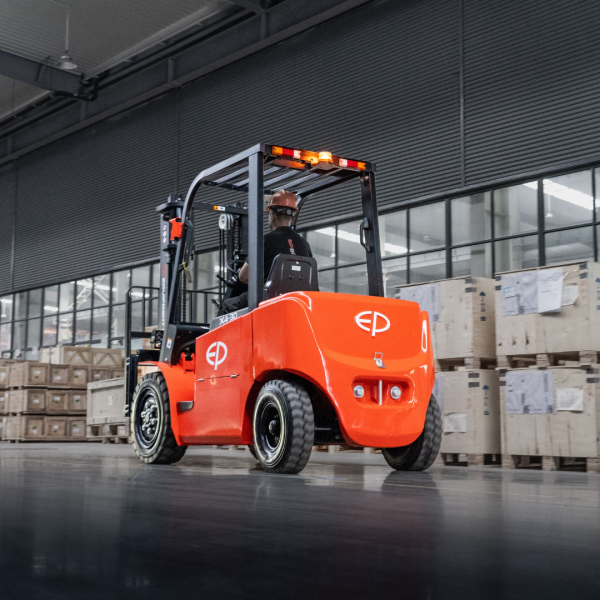 Carrello elevatore al litio 4 ruote da piazzale 3000kg con batterie rimovibili EFL302X4 - immagine 6