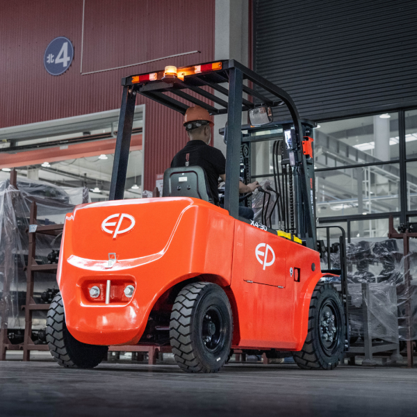 Carrello elevatore al litio 4 ruote da piazzale 3000kg con batterie rimovibili EFL302X4 - immagine 8