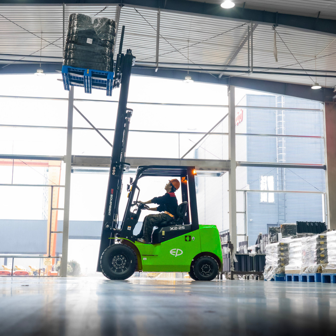 Carrello elevatore elettrico al litio 4 ruote da piazzale 2500kg EFL252X2 - immagine 9
