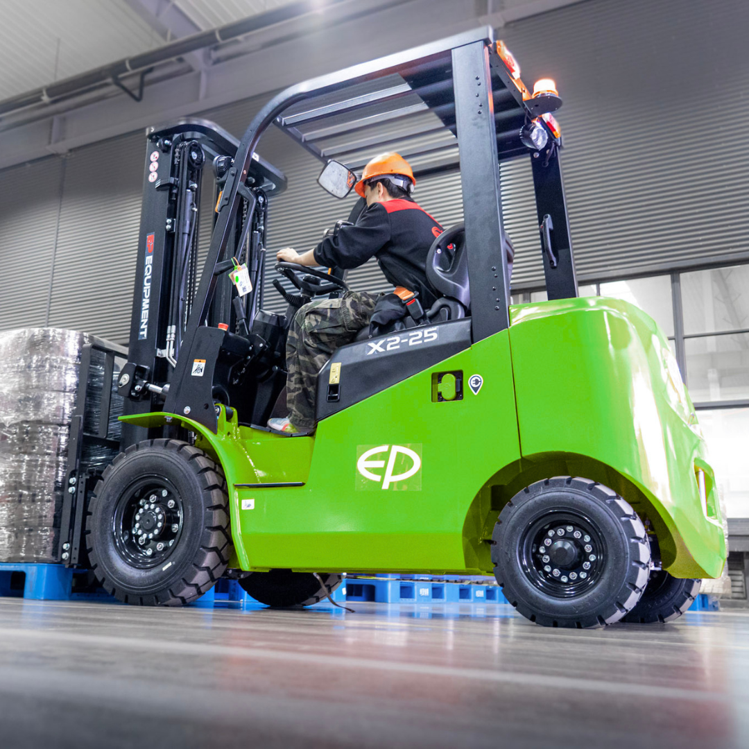 Carrello elevatore elettrico al litio 4 ruote da piazzale 2500kg EFL252X2 - immagine 5