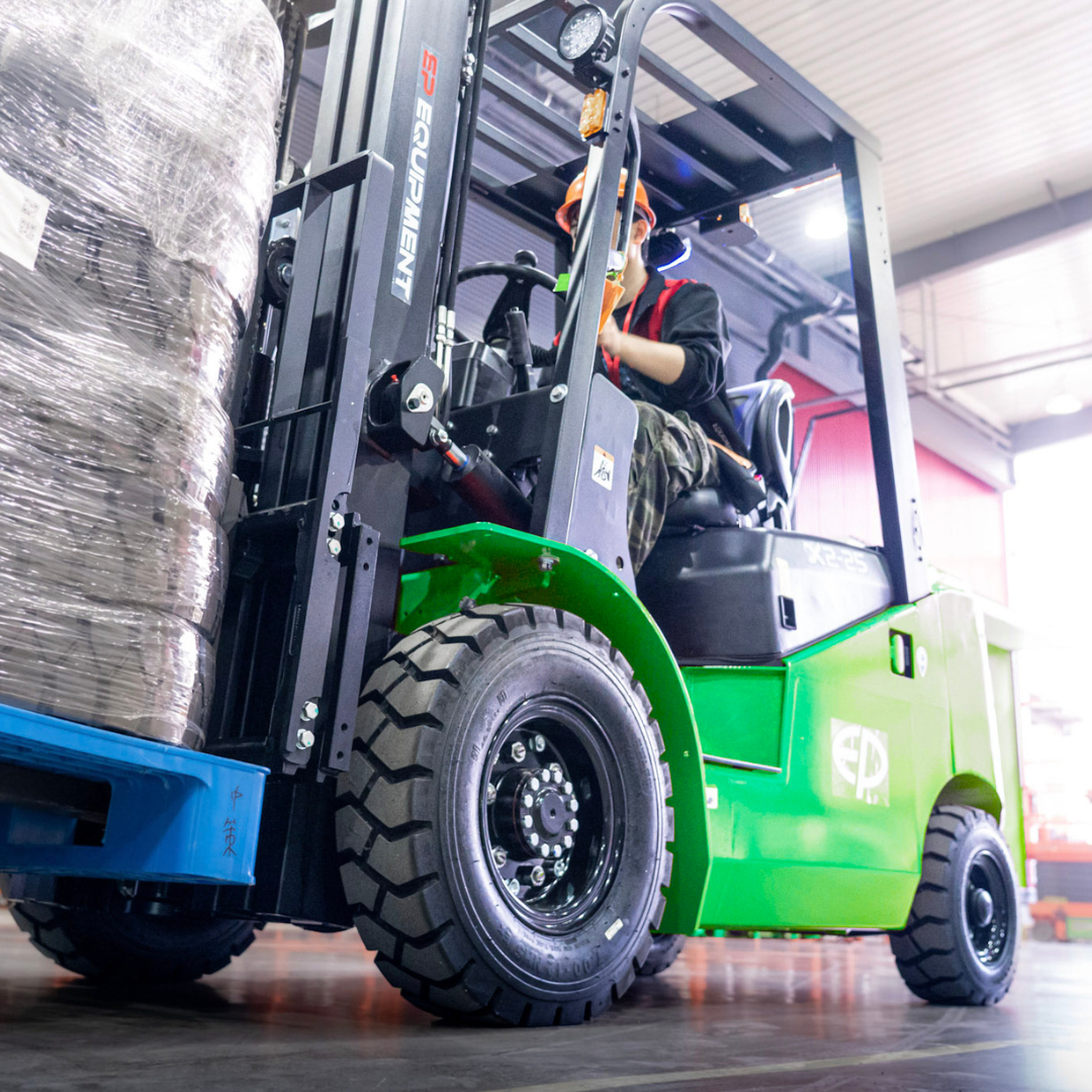 Carrello elevatore elettrico al litio 4 ruote da piazzale 2500kg EFL252X2 - immagine 4