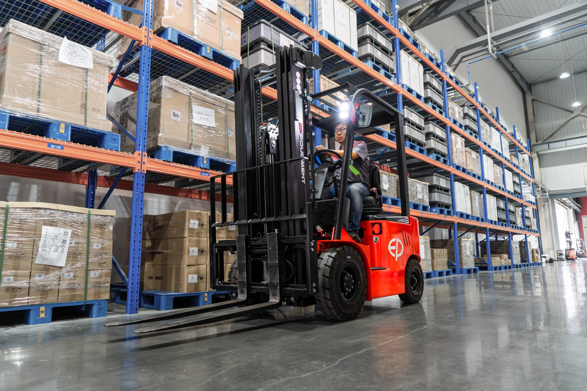 Carrello elevatore elettrico al litio 4 ruote compatto 1800kg EFL183 - immagine 3